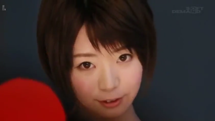 室内 · 脸部特写 · 自然 · 凝视 · 短发 · 正面 · 裸肩 · 乒乓球拍