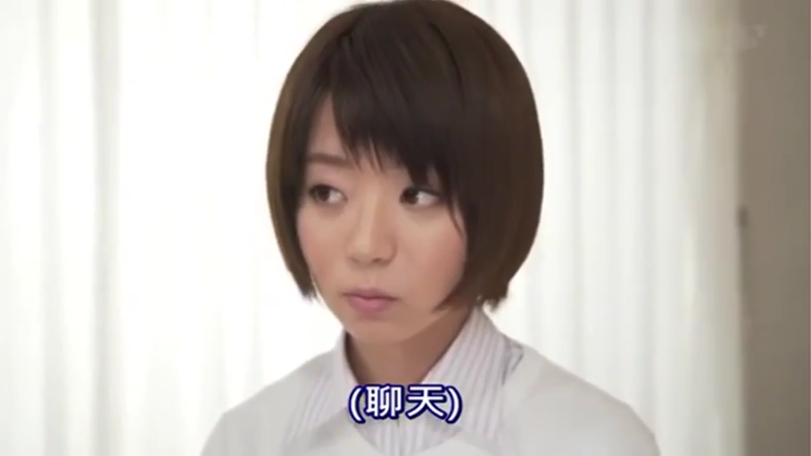 室内 · 平静 · 条纹衬衫 · 面部特写 · 聊天 · 短发 · 正面