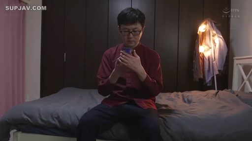 手机 · 专注 · 卧室 · 上半身中景 · 红色长袖衬衫 · 环境较暗