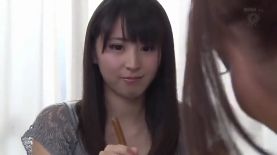 室内 · 坐姿 · 微笑 · 面部特写 · 凝视 · 黑长直 · 木棍 · 灰色蕾丝上衣