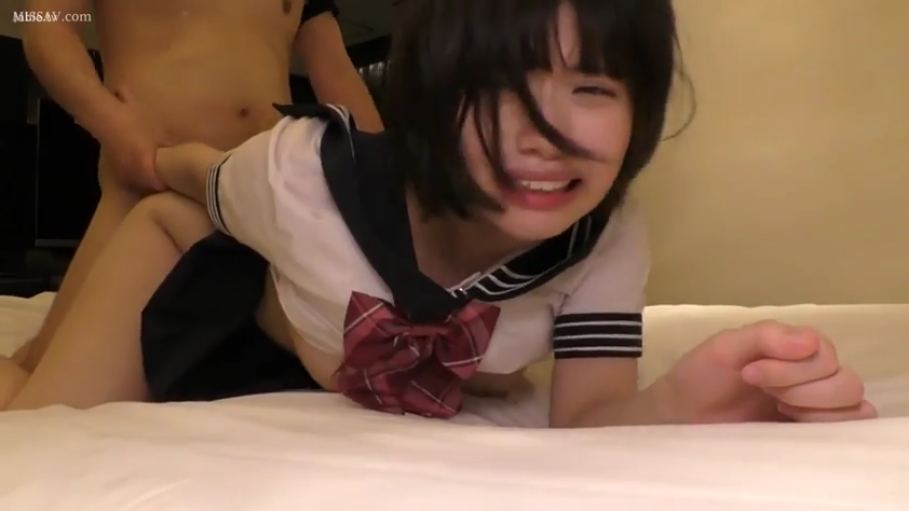 床 · 后入式 · 眉头紧皱 · 学生百褶裙 · 女优面部特写
