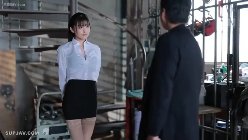 中景 · 黑色短裙 · 楼梯 · 柔和 · 正面站立 · 室内仓库 · OL主题 · 眼神对视