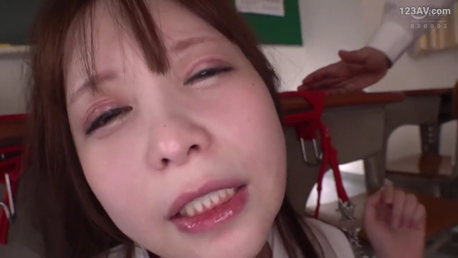 校服 · 脸部特写 · 泪眼婆娑 · 学校教室 · 泪水 · 红色绳索