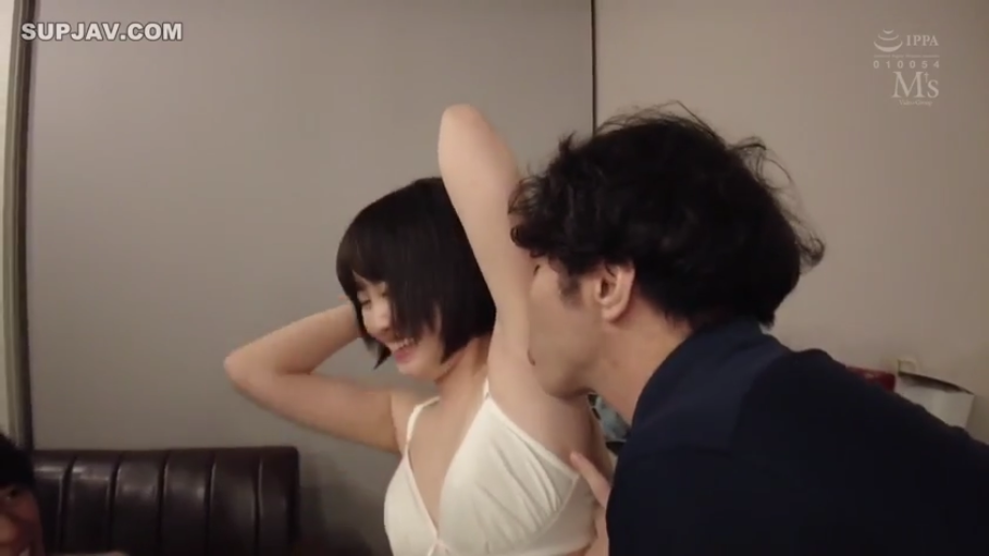 白色蕾丝文胸 · 腋下特写 · 室内卧室 · 闻腋下 · 女人面带羞涩微笑