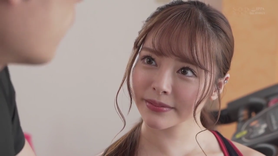 脸部特写 · 站立 · 对视 · 期待 · 健身房 · 健身器材 · 运动装 · 亚洲