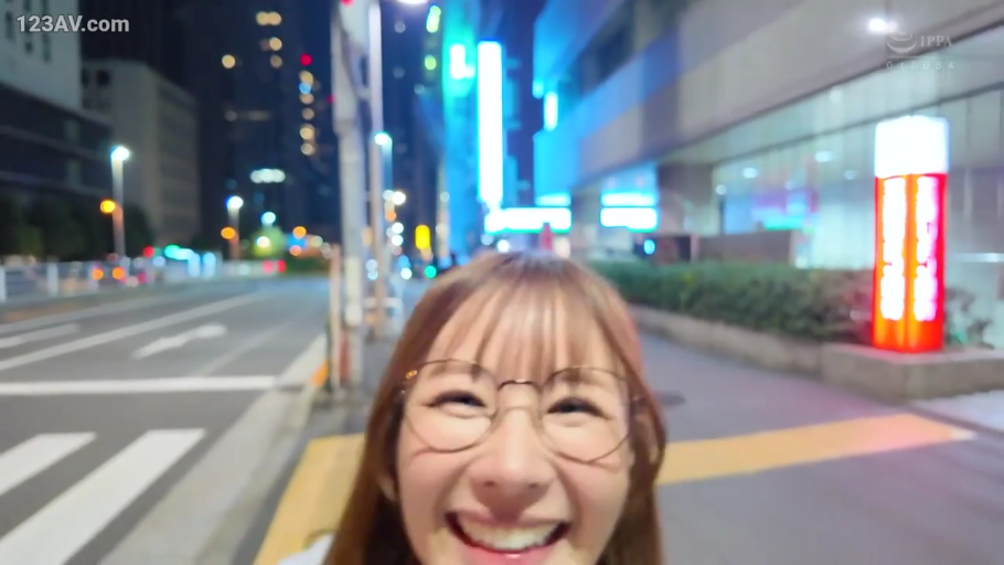眼镜 · 脸部特写 · 城市夜景 · 便装 · 开心的笑容 · 街景模糊