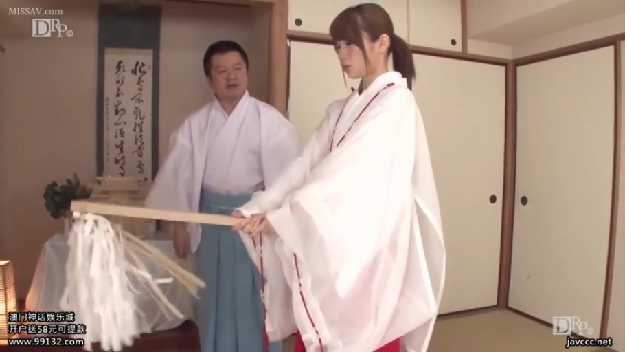 专注 · 和室 · 中景 · 站姿 · 巫女服 · 日本 · 仪式 · 御币