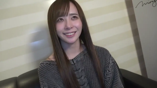 室内 · 坐姿 · 沙发 · 半身 · 笑容 · 灰色毛衣 · 侧望 · 长直发