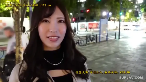 上半身拍摄 · 自然 · 街道 · 黑色高领上衣 · 项链 · 夜间背景