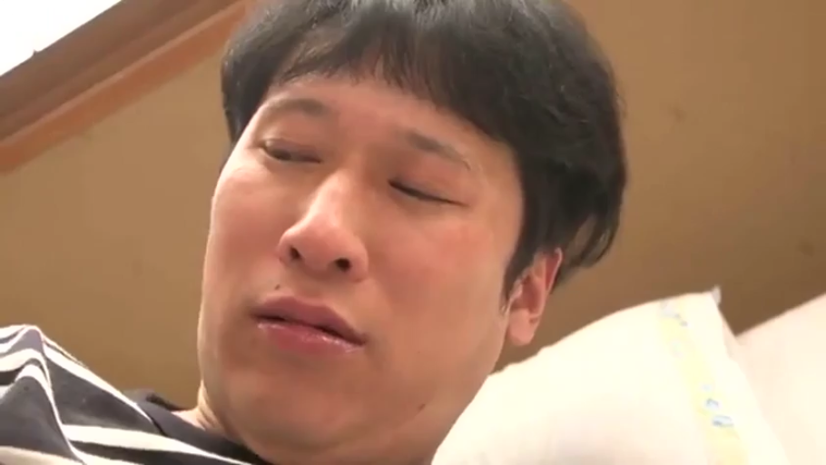 脸部特写 · 卧室 · 恍惚 · 条纹上衣