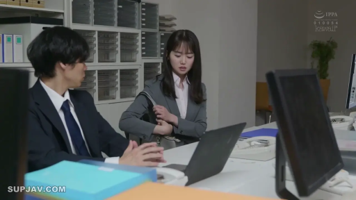 坐姿 · 专注 · 办公室 · 中景 · 电脑 · 职业装 · 交流 · 职场