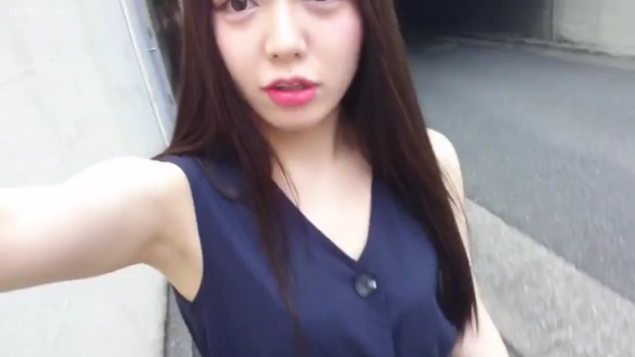 站立 · 自然 · 面部特写 · 自拍 · 素人 · 蓝色无袖上衣 · 户外街道