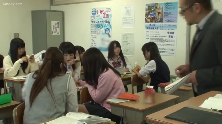 针织开衫 · 教室 · 平静 · 钢笔 · 教学环境
