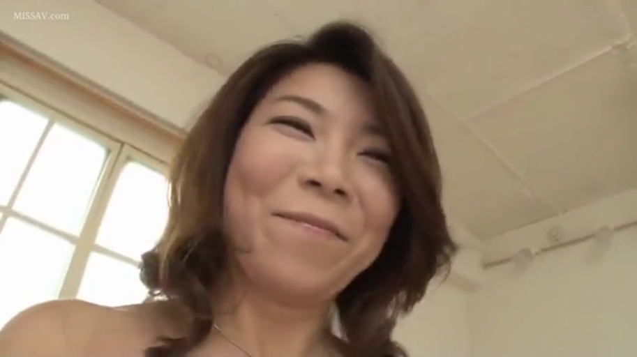 微笑 · 面部特写 · 室内卧室 · 上身赤裸