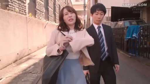 巷子 · 公文包 · 浅色小西装 · 室外自然光 · 女性面部特写 · 交流中