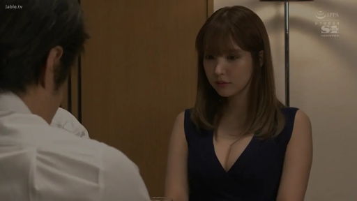 室内 · 坐姿 · 忧郁 · 胸部特写 · 巨乳 · 台灯 · 对视 · 蓝色V领连衣裙