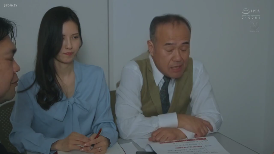白衬衫配黄绿色马甲 · 白墙背景 · 打印文件 · 办公室会议室 · 中年男子面部特写 · 中年男子表情严肃