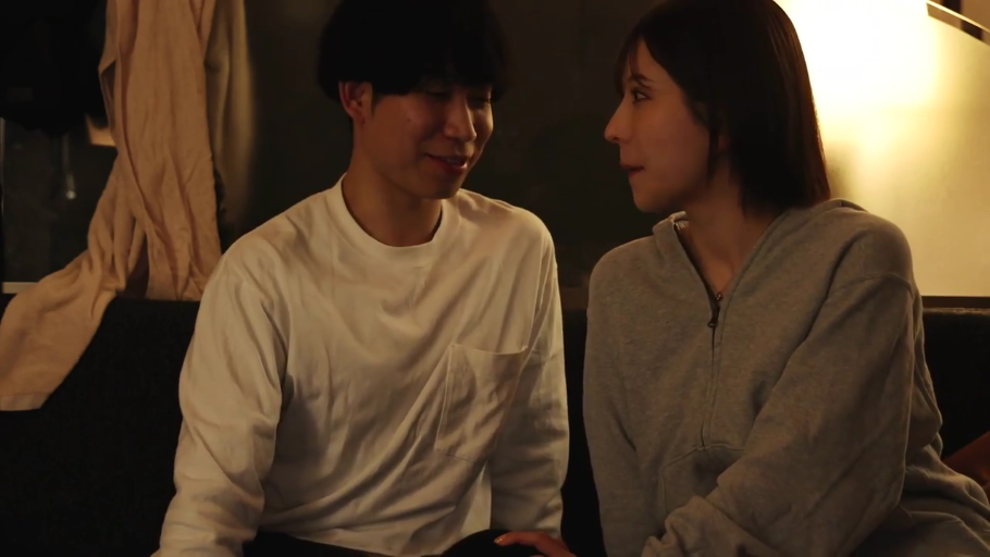 リビング · 温柔 · 顔部のクローズアップ · 暖色调灯光 · 室内灯光 · 女穿灰色连帽卫衣