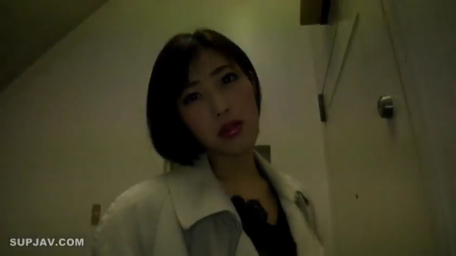 室内 · 脸部特写 · 略带诱惑 · 黑色内搭