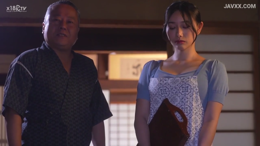 日本民宿 · 人物面部特写 · 女性表情沉静 · 室内灯光昏暗 · 女性身穿蓝色上衣搭配花纹围裙 · 木质托盘