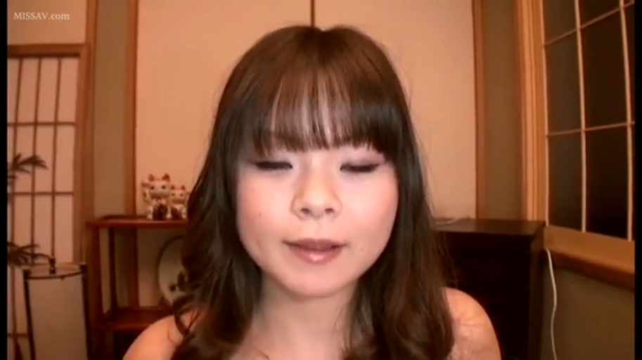 脸部特写 · 日式和室 · 注视 · 招财猫 · 露肩装或裸露上身