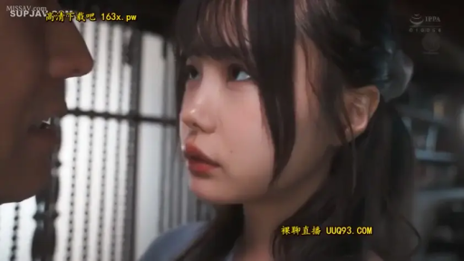 室内 · 五官特写 · 便装 · 嘴唇微张