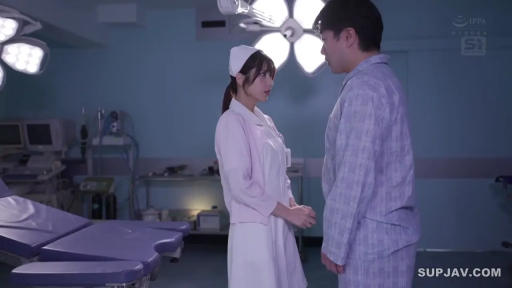 严肃 · 护士服 · 角色扮演 · 中景 · 对视 · 面对面站立 · 手术室 · 手术灯