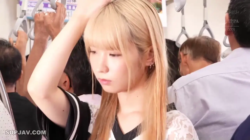 站立 · 上半身 · 乘车 · 金发 · 电车 · 无表情 · 电车拉环 · 黑色蕾丝拼接上衣