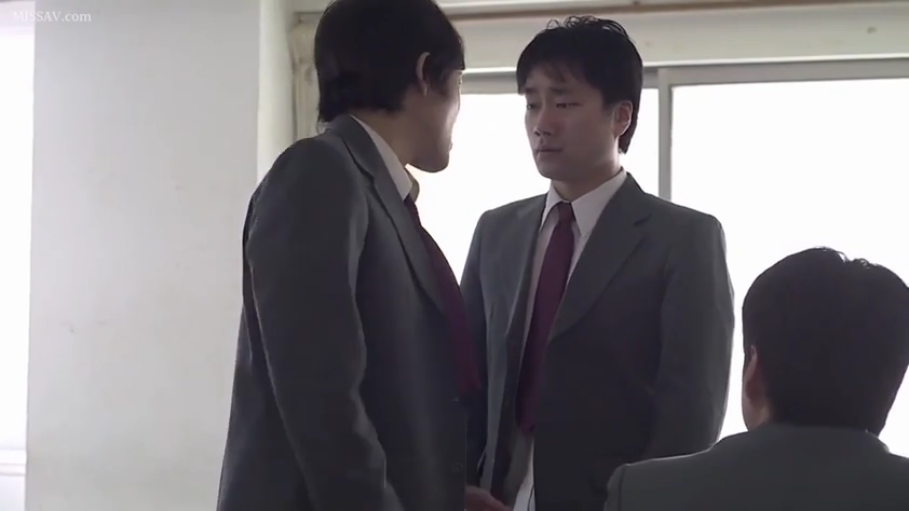 严肃 · 办公室 · 站立 · 中景 · 西装 · 男性 · 职场交谈