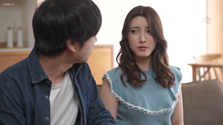 坐姿 · 交谈 · 中景 · 沙发 · 客厅 · 剧情 · 疑惑 · 蓝色蕾丝上衣