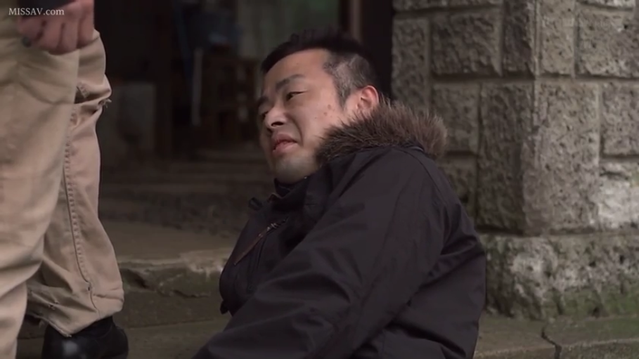 畏惧 · 卡其色裤子 · 室外台阶 · 男人面部特写