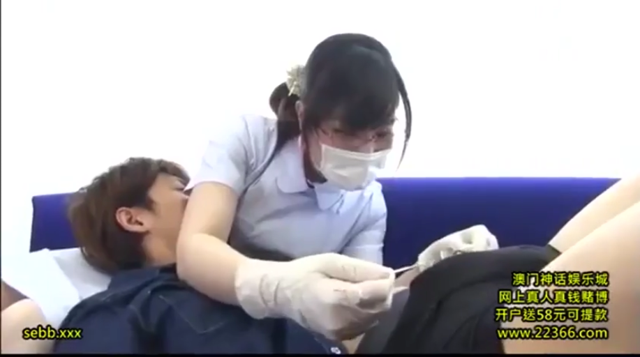 诊疗室 · 黑色裙子 · 白色乳胶手套 · 手淫 · 画面带有赌博网站水印 · 护士双手特写 · 护士戴着口罩面无表情