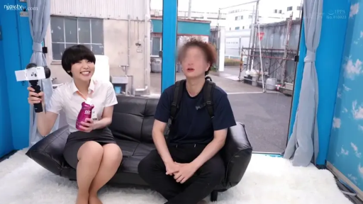 室内影棚 · 手持摄像机 · 深蓝色T恤 · 画质清晰 · 手持物品特写 · 男性面部模糊处理