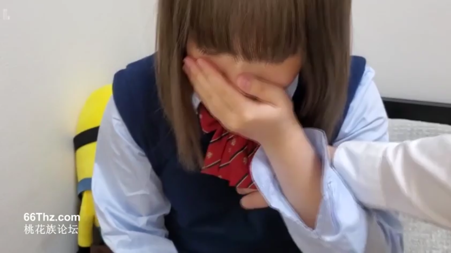 室内 · 红色条纹领带 · 头部特写 · 低落 · 小黄人玩偶 · 背景有玩偶