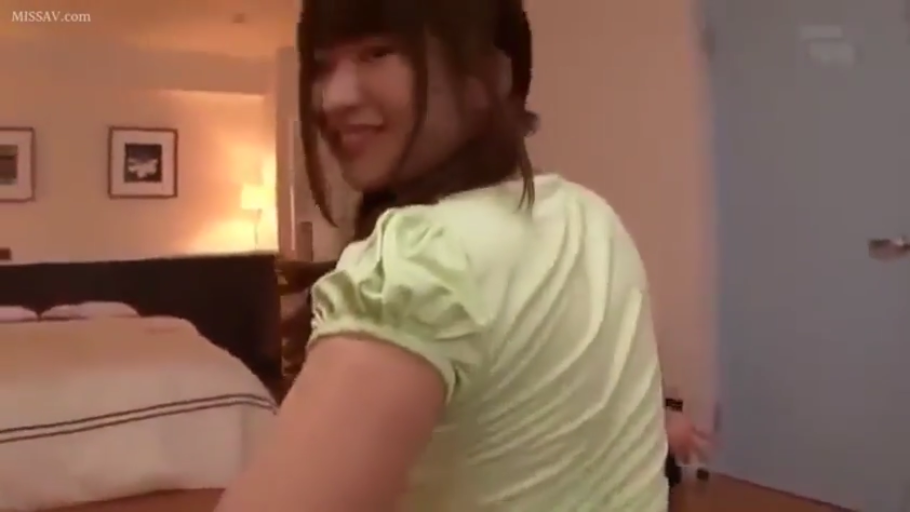 卧室 · 微笑 · 床 · 面部特写 · 注视镜头 · 亚洲女性 · 侧身回眸 · 浅绿色短袖上衣