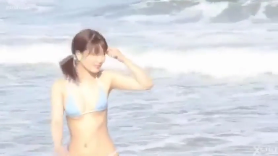 微笑 · 海边 · 阳光充足 · 浅蓝色比基尼 · 中景镜头