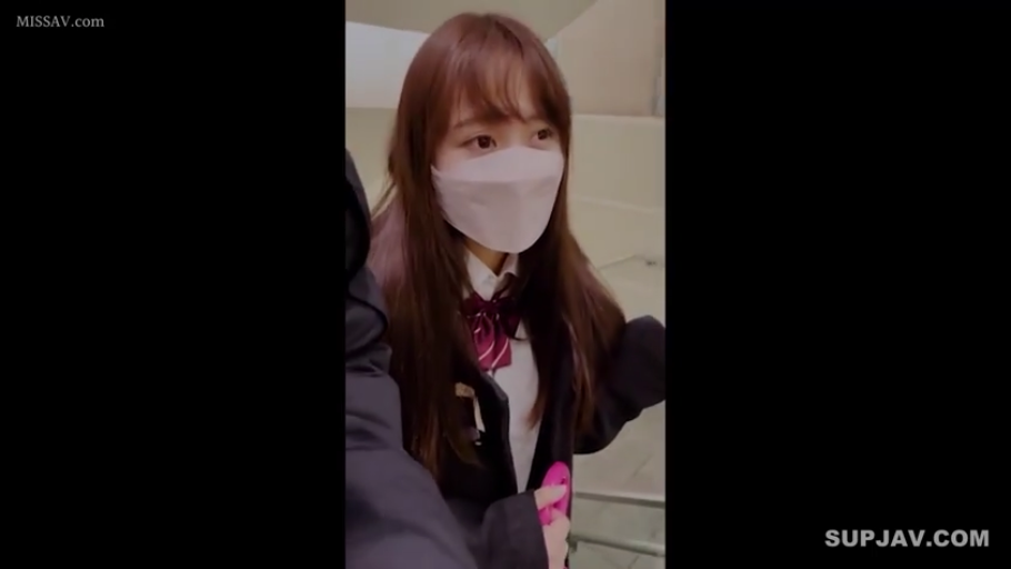 深色制服外套 · 顔部のクローズアップ · 無表情 · 走廊 · 口罩