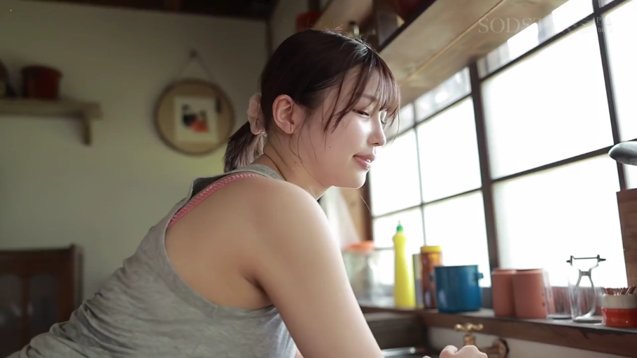 侧面 · 俯身 · 灰色背心 · 厨房