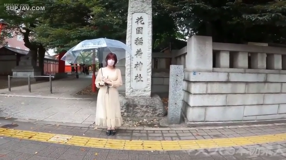 全身 · 站姿 · 平静 · 透明雨伞 · 街拍 · 浅色长裙 · 撑伞 · 神社