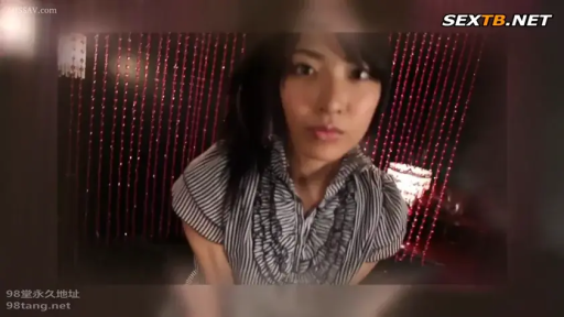 室内 · 坐姿 · 平静 · 面部特写 · 注视镜头 · 长发 · 珠帘 · 条纹荷叶边上衣