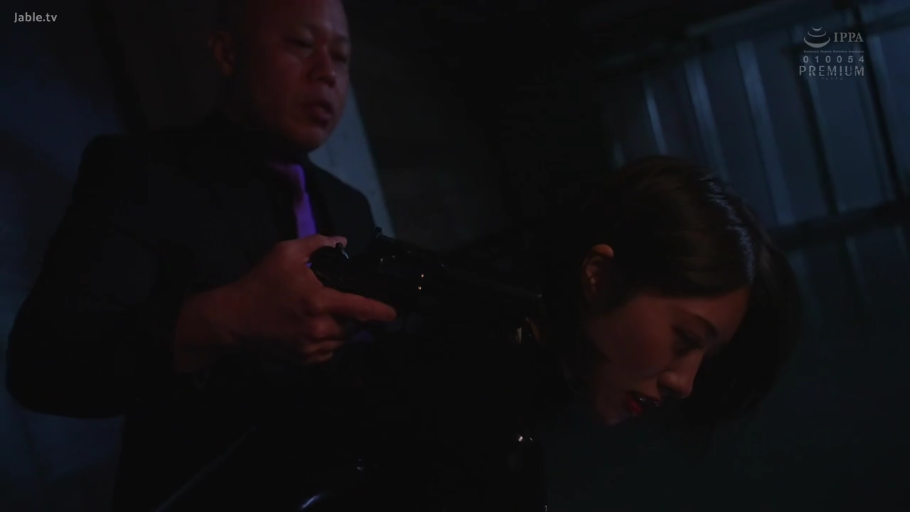 室内 · 俯身 · 侧脸 · 紧身皮衣 · 胁迫 · 恐惧 · 手枪 · 暴力