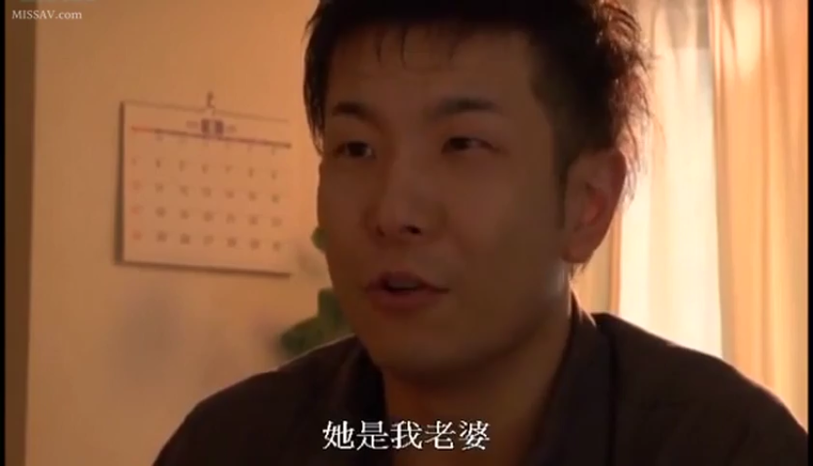 室内 · 严肃 · 脸部特写 · 中文字幕 · 正面 · 说话 · 棕色上衣 · 挂历