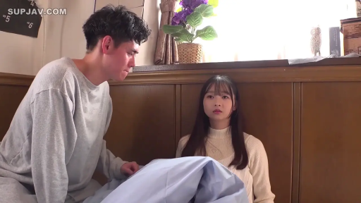 室内 · 坐姿 · 交谈 · 中景 · 盆栽 · 休闲服 · 茫然 · 日本