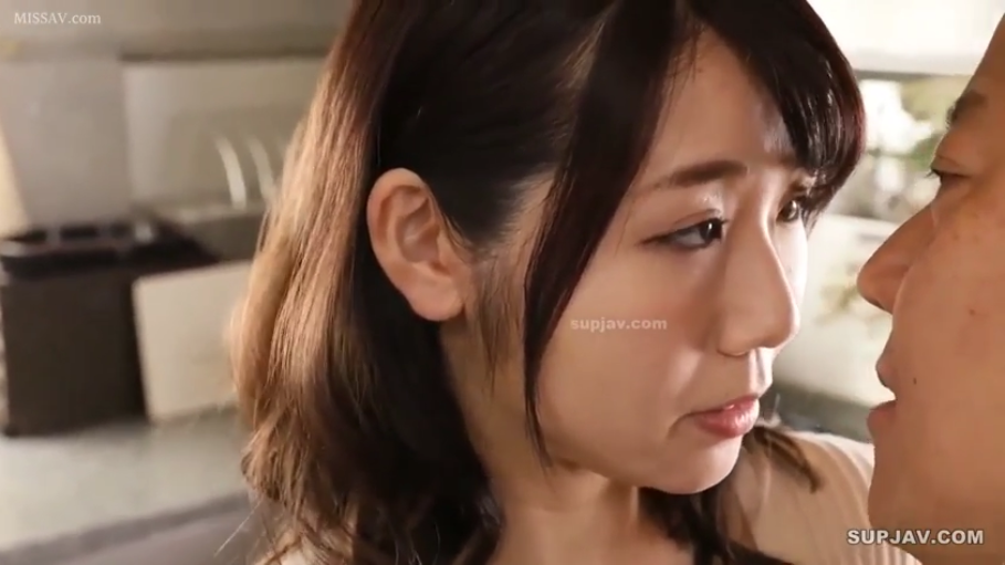 室内 · 忧郁 · 脸部特写 · 对视 · 休闲服 · 熟女 · 面对面