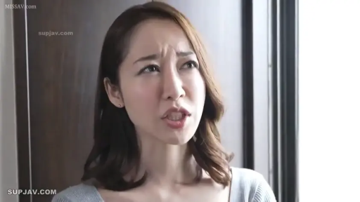 室内 · 脸部特写 · 困惑 · 熟女 · 正面 · 说话 · 浅色针织衫