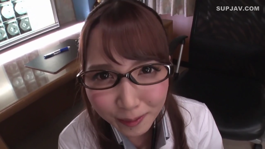 白大褂 · 眼镜 · 脸部特写 · 微笑 · 注视 · 诊室 · 身体前倾 · 医生