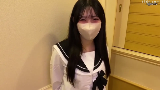 室内 · 站立 · 微笑 · 上半身 · 水手服 · 口罩 · 看向镜头 · 黑直发