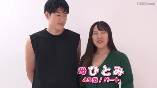 面带微笑 · 纯白背景 · 人物面部特写 · 女穿深绿色开衫 · 画面带有文字标注，显示年龄为45岁