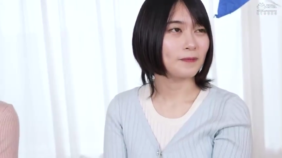 室内 · 温柔 · 肩部特写 · 白色圆领T恤 · 白色窗帘背景