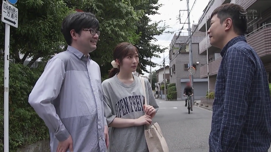 灰色字母印花T恤 · 住宅区 · 单肩包 · 平常神态 · 日常服饰 · 中景镜头
